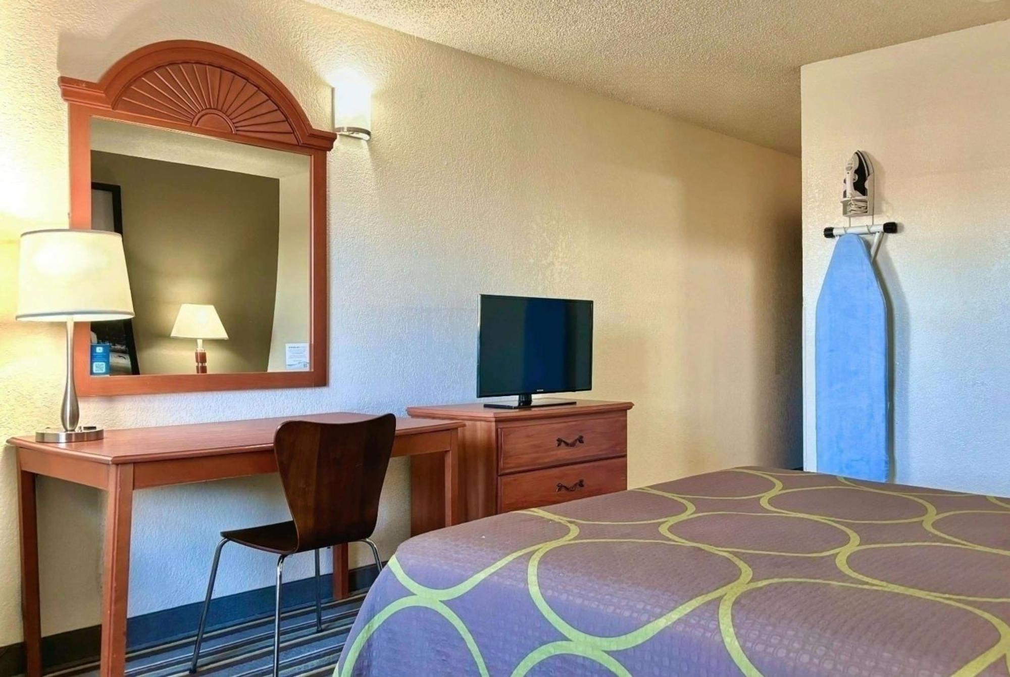 Super 8 By Wyndham Colorado Springs/afa Area